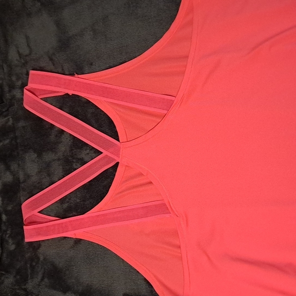 Under Armour Women's Tanktop - Picture 7 of 8